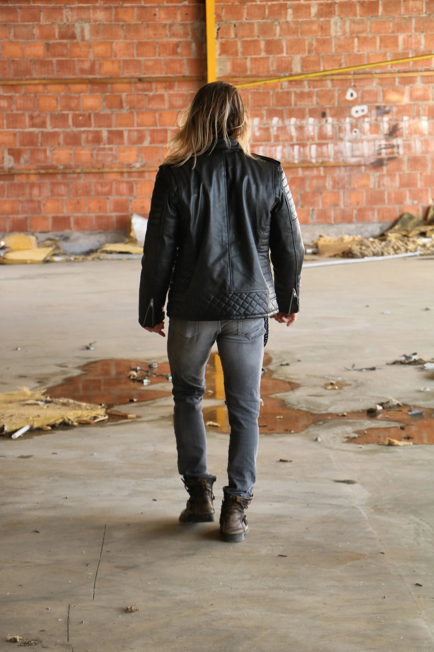 Cet indémodable modèle de perfecto restylisé, une veste en cuir confortable et élégante pour réveiller l'instinct qui sommeil en vous